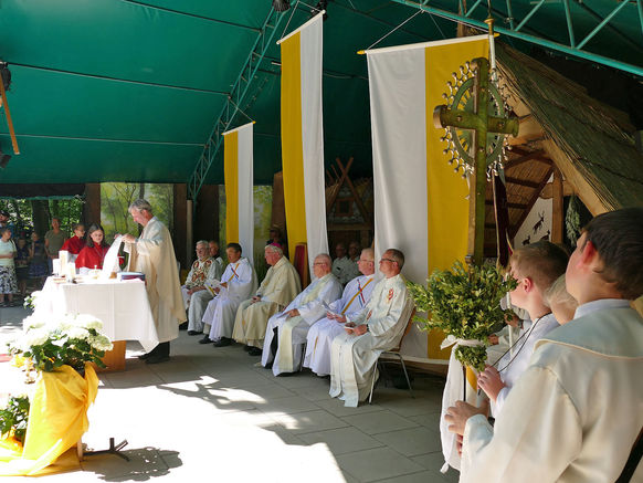 Festgottesdienst zum 1.000 Todestag des Heiligen Heimerads auf dem Hasunger Berg (Foto: Karl-Franz Thiede) Festgottesdienst zum 1.000 Todestag des Heiligen Heimerads auf dem Hasunger Berg (Foto: Karl-Franz Thiede)